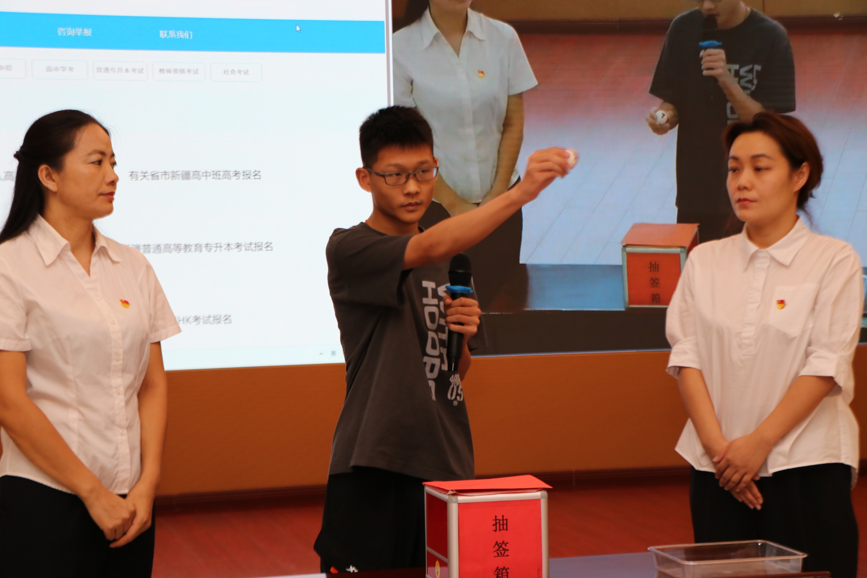 主会场乌鲁木齐市考生代表现场抽签确定新疆高中班录取分配方案套数